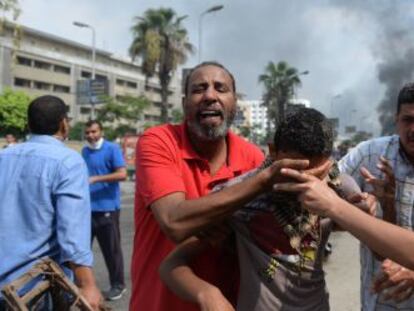 Manifestantes pro Morsi huyen de los gases lacrimógenos.