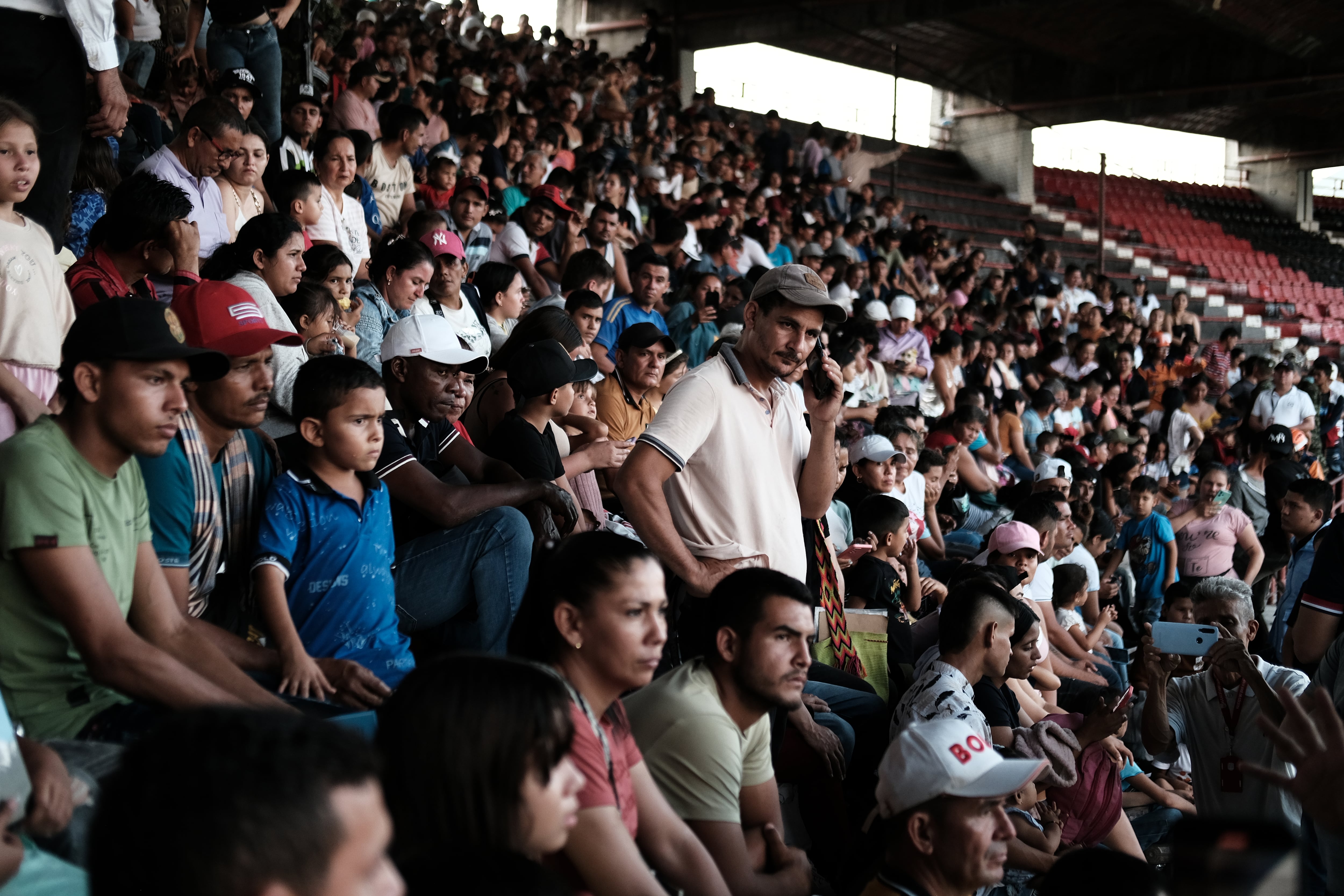 Miles de personas desplazadas del Catatumbo se reúnen en el estadio General Santander en busca de ayuda, en Cúcuta, el 19 de enero de 2025.