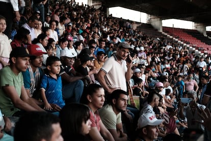 Miles de personas desplazadas del Catatumbo se renen en el estadio General Santander en busca de ayuda, en Ccuta, el 19 de enero de 2025.