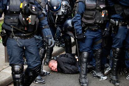 Choques en París durante una protesta contra la reforma laboral.