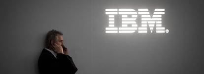 Un hombre habla por tel&eacute;fono en el &lsquo;stand&rsquo; de IBM en la &uacute;ltima edici&oacute;n del Mobile World Congress en Barcelona.&nbsp;