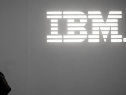 Un hombre habla por tel&eacute;fono en el &lsquo;stand&rsquo; de IBM en la &uacute;ltima edici&oacute;n del Mobile World Congress en Barcelona.&nbsp;