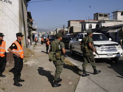 Polic&iacute;a y Ej&eacute;rcito patrullan en una ciudad de Guatemala.