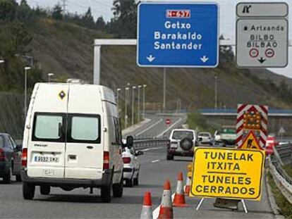 Un cartel avisa a los conductores del cierre de los accesos a los túneles de Artxanda y Ugasko.