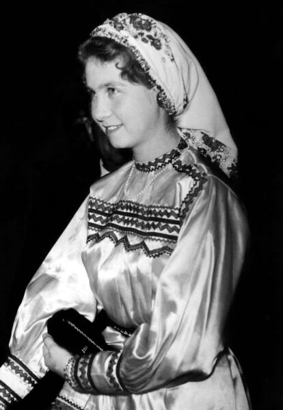 Retrato, datado entre 1954 y 1955, de la entonces princesa Sofía, hija de los reyes Pablo y Federica de Grecia, vestida con el traje tradicional griego.