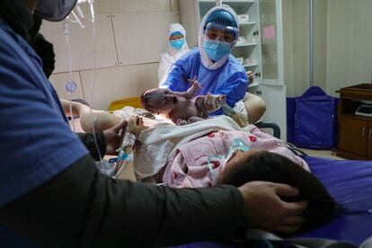 Una mujer da a luz en el hospital materno infantil provincial de Hubei en Wuhan, China, en febrero pasado.