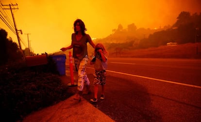 Residentes de Malibú fogem das chamas nesta sexta-feira.