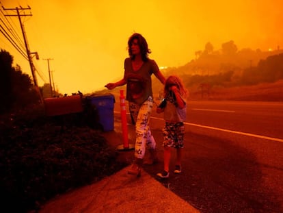 Residentes de Malibú fogem das chamas nesta sexta-feira.