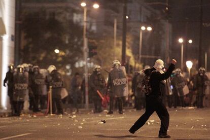 Un manifestante lanza piedras contra la policía durante la protesta por la muerte de Dimitris Christoulas.