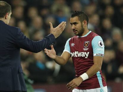 Payet saluda al entrenador BIlic en el duelo ante el Manchester United el 2 de enero.