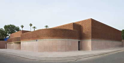 Vista de la fachada del Museo Yves Saint Laurent en Marrakech, obra de Studio KO.