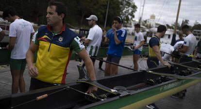 Remeros del Betis se preparan para el entrenamiento. En los portantes del barco, en esta edición lucirán un vinilo con los nombres de las casi 300 personas que han remado con sus colores en medio siglo.