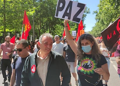 El secretario general del PCE, Enrique Santiago (centro), durante una manifestación contra la OTAN en Madrid en 2022.