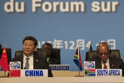 El presidente chino Xi Jinping y su homólogo sudafricano, Jacob Zuma, durente el Foro de Cooperación China-África, celebrado en Johannesburgo el 4 de diciembre de 2015.