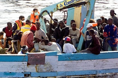 Los 132 inmigrantes llegan al puerto canario, donde el servicio médico canario les asiste.