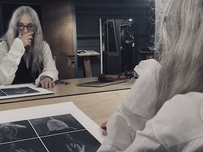 “El arte te acerca a lo que la gente llama Dios. Como artista busco revelaciones. Para mí el arte es un viaje de descubrimiento”, dice Patti Smith, que aparece en esta imagen eligiendo fotos para el calendario Lavazza.