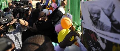 Zenani Mandela, hija del expresidente, a las puertas del hospital.