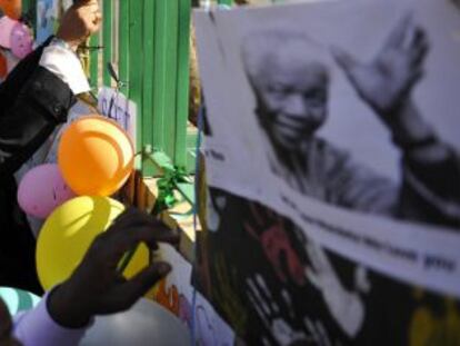  Zenani Mandela, hija del expresidente, a las puertas del hospital. 