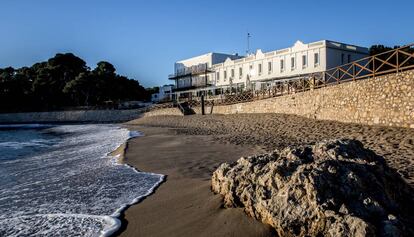 El hostal Empúries ubicado frente al mar y junto al yacimiento arqueológico del mismo nombre.