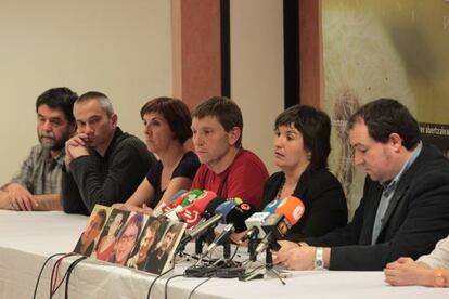 Los dirigentes 'abertzales', en la rueda de prensa de repudio a la sentencia contra Otegi, cuya imagen con el resto de condenados presidía la mesa.