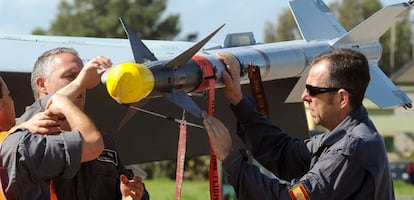 Militares españoles arman con misiles uno de los cazabombarderos F-18 desplegados en la base de Decimomannu (Cerdeña, Italia) para la misión en Libia.