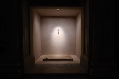 La tumba del papa Francisco en la basílica de Santa María la Mayor en Roma.
