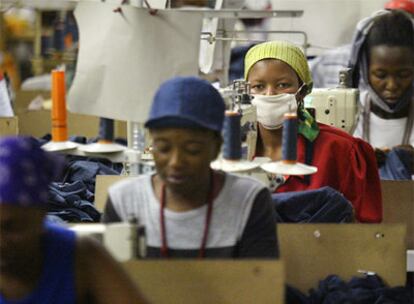 Tres mujeres trabajan en un taller textil de Lesotho.