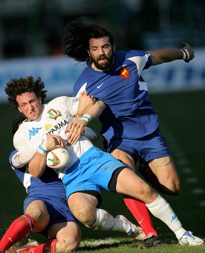 Mauro Bergamasco ( c) , de Italia, es placado por Cedric Poitrenaud ( i) y Sebastian Chabal ( d) , durante el partido de rugby del torneo de las seis naciones celebrado en Roma.