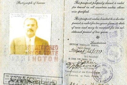 Primeras páginas del pasaporte del escritor.