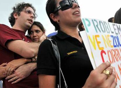 Varios venezolanos se manifiestan contra Hugo Chávez en Ciudad de Panamá.