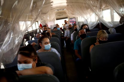 Empleados de una fábrica son trasladados en un autobús a un centro de vacunación en una universidad de Ciudad Juárez (México). El país registró 67 nuevas muertes por la covid-19 en las últimas 24 horas y ha alcanzado un total 233.689 fallecimientos, informó este lunes la Secretaría de Salud, que también indicó que el país llegó a 47,3 millones de vacunas aplicadas contra el coronavirus.