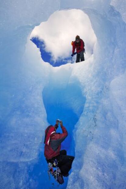 Escaladores en el glaciar Grey, en el parque nacional Torres del Paine (Chile).