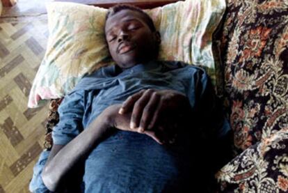 Bheki Nxumalo, infectado de sida, en la casa de su tío en Ndwedwe (Suráfrica) en 2000.