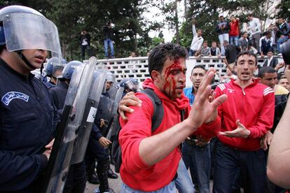 Un manifestante herido por una carga de la policía durante una manifestación. Los antidisturbios argelinos cargaron ontra unos 3.000 estudiantes universitarios que intentaban realizar una marcha de protesta ante la sede del Gobierno en Argel. Los estudiantes, en huelga desde hace unos dos meses, querían expresar su rechazo contra la decisión gubernamental de reformar la enseñanza universitaria y en demanda de una remodelación de los planes de estudio.