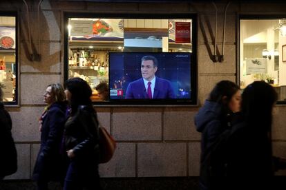 Un televisor de un restaurante de Madrid muestra a Pedro Sánchez durante un debate electoral.