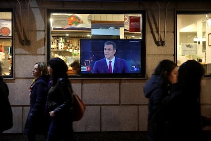 Un televisor de un restaurante de Madrid muestra a Pedro Sánchez durante un debate electoral.