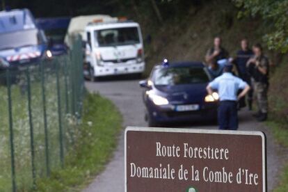 La gendarmería francesa escolta el coche en el que han asesinado a la familia británica, cerca de Chevaline.