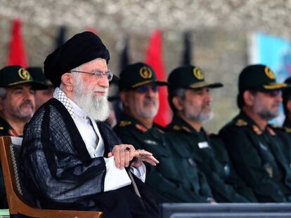 El líder supremo de Irán, Ali Jamenei, durante una ceremonia de graduación de la Guardia Revolucionaria, el pasado domingo en Teherán.