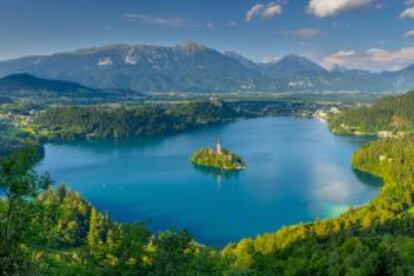 Vista aérea del lago Bled, en Eslovenia, con los Alpes Julianos al fondo.