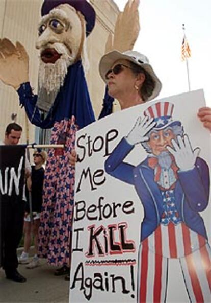 Varios manifestantes protestan contra la pena de muerte en Terre Haute (Indiana).