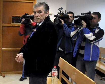 Con corbata y chaqueta negra, Francisco Miguel Montes Neiro el día que el Tribunal Supremo examinaba su causa en abril de 2011.