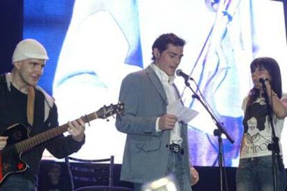 Iker Casillas se lanzó a cantar, chuleta en mano, con el dúo Amaral.