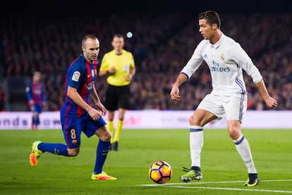 Iniesta y Ronaldo en el partido del s&aacute;bado en el Camp Nou.