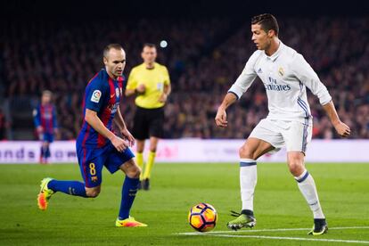 Iniesta y Ronaldo en el partido del sábado en el Camp Nou.