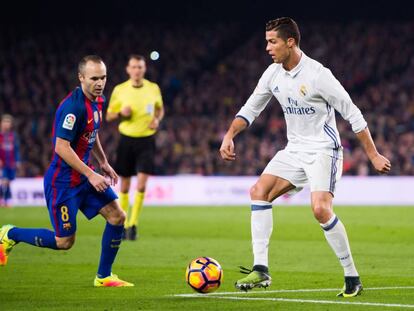 Iniesta y Ronaldo en el partido del s&aacute;bado en el Camp Nou.