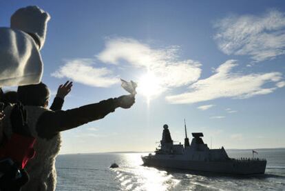 El destructor británico <i>Daring</i> zarpa del puerto de Portsmouth para dirigirse hacia el golfo Pérsico.