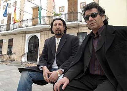 José Campos (izquierda) y Amaro Carmona, ayer, en la plaza del Ayuntamiento de Santa Fe.