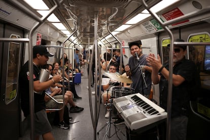 Una agrupacin toca msica dentro de un vagn del metro de Santiago, Chile