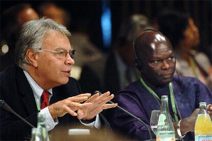 Felipe González, junto al relator especial de la Comisión de Derechos Humanos de la ONU sobre Racismo, Doudou Diene.