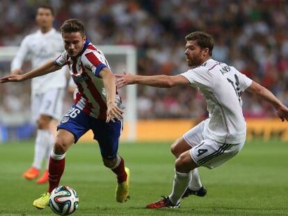 Sa&uacute;l se marcha de Xabi Alonso en una acci&oacute;n del encuentro.